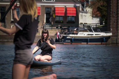 SUP padlebrett fra Suzumar sittende padling i Nederland