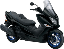 AN400AM2 i farge YKV fra Suzuki sett i diagonal vinkel