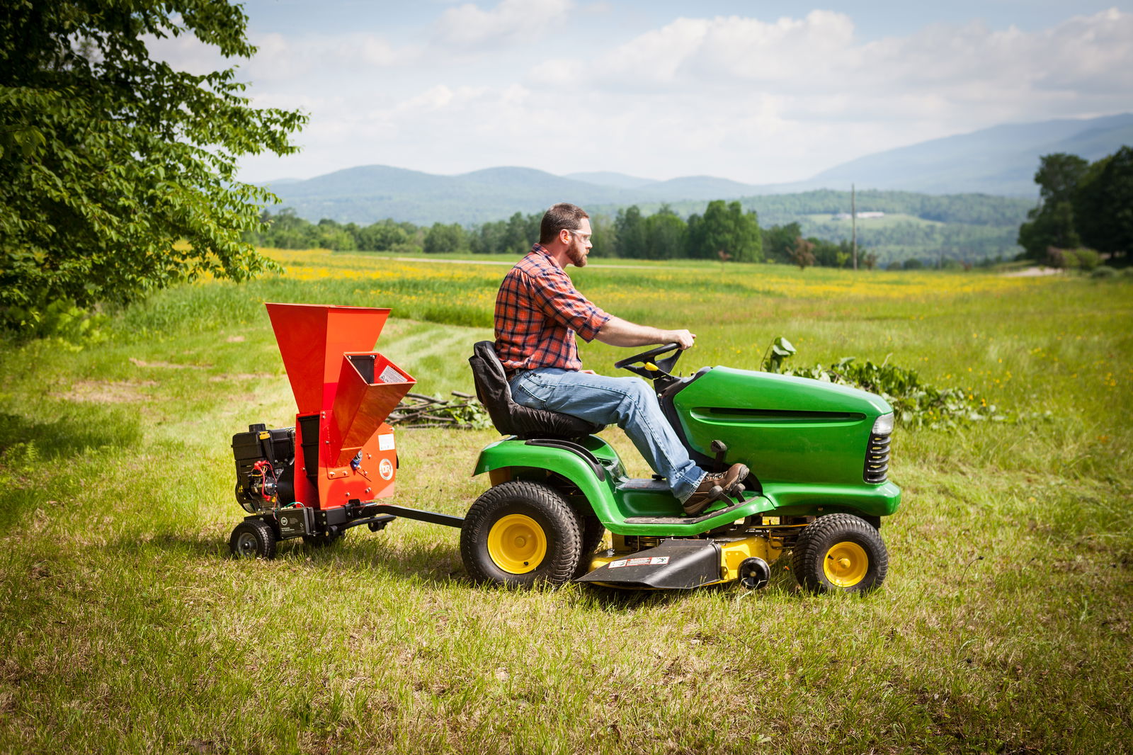 Flishuggeren fra DR Power bakhengt på mini-traktor