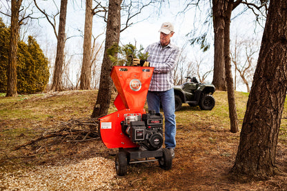 3340 Flishugger fra DR Power med mann som bruker maskinen til våropprydning