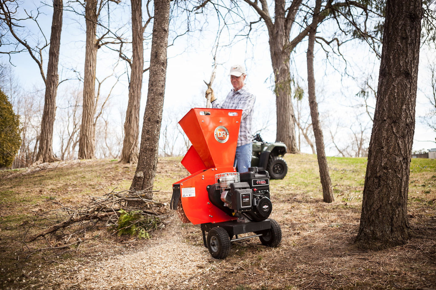 3340 Flishugger fra DR Power med mann som kjører trestammer gjennom maskinen