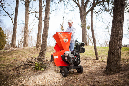 3340 Flishugger fra DR Power med mann som kjører trestammer gjennom maskinen