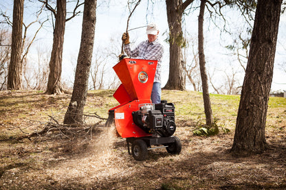 3340 Flishugger fra DR Power med mann som rydder skog/hagen