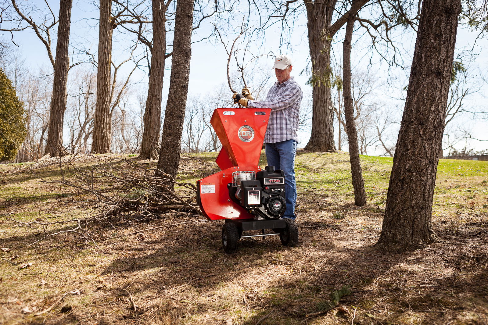 3340 Flishugger fra DR Power med mann som bruker maskinen til våropprydning