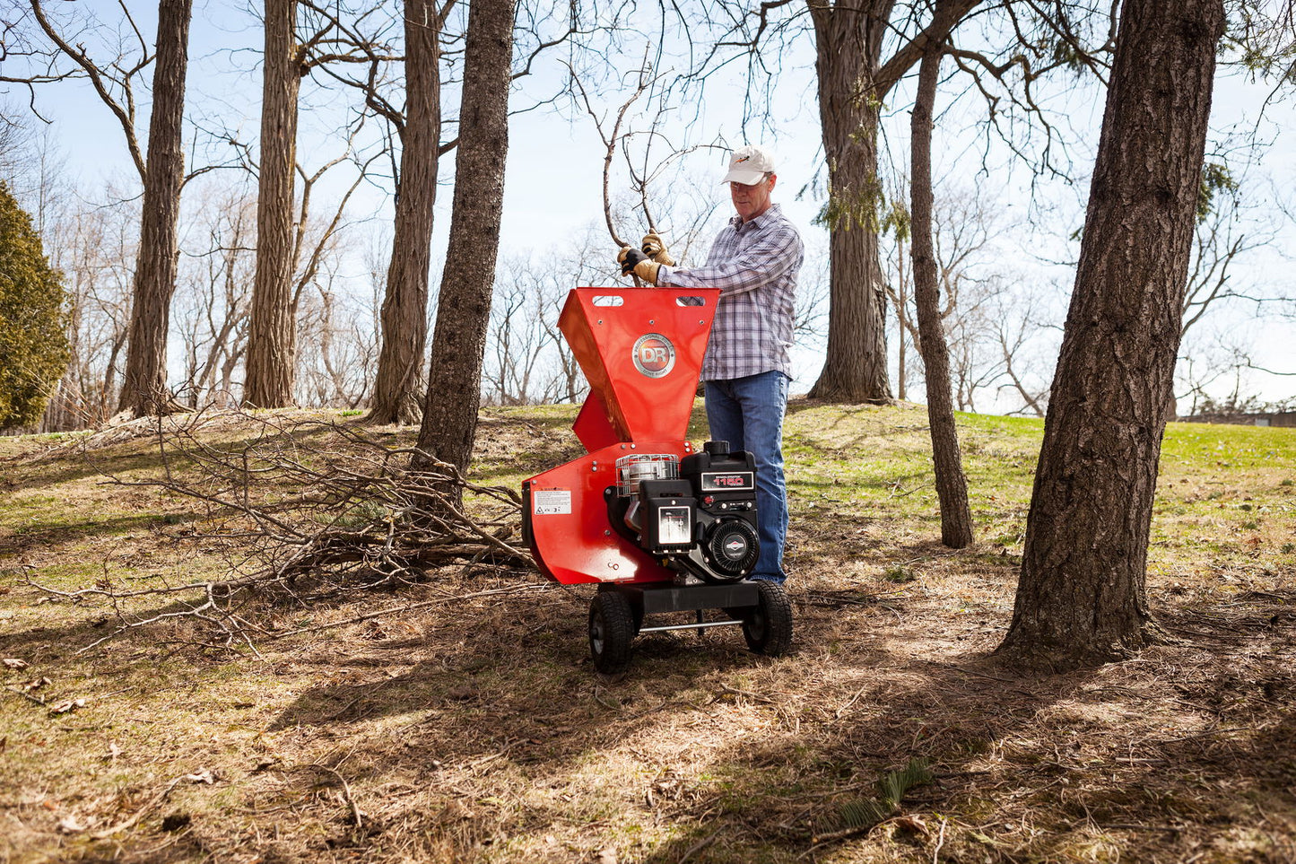 3340 Flishugger fra DR Power med mann som bruker maskinen til våropprydning
