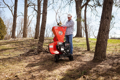 3340 Flishugger fra DR Power med mann som bruker maskinen til våropprydning
