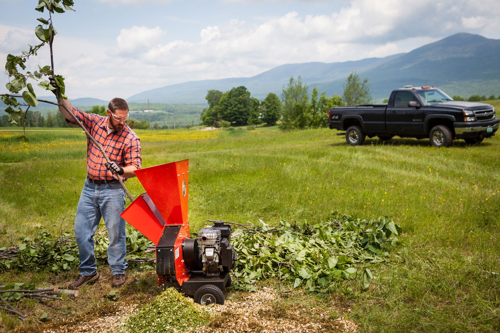 3340 Flishugger fra DR Power med mann som kjører kvister gjennom maskinen