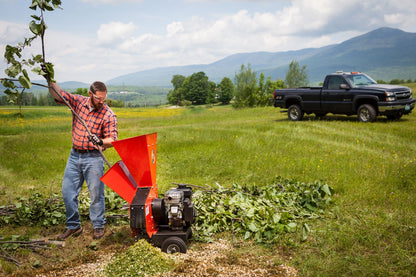 3340 Flishugger fra DR Power med mann som kjører kvister gjennom maskinen