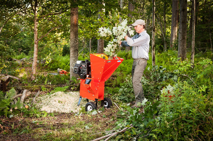 3340 Flishugger fra DR Power med mann som kjører kvister gjennom maskinen
