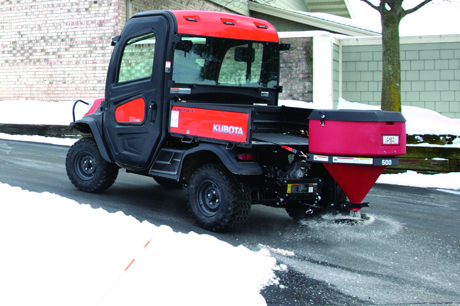 Low Pro 500W saltstrøer bakmontert på UTV