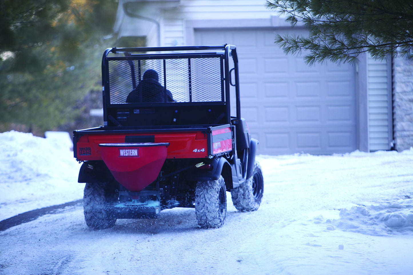 Low Pro 300W saltstrøer bakmontert på UTV sett bakfra