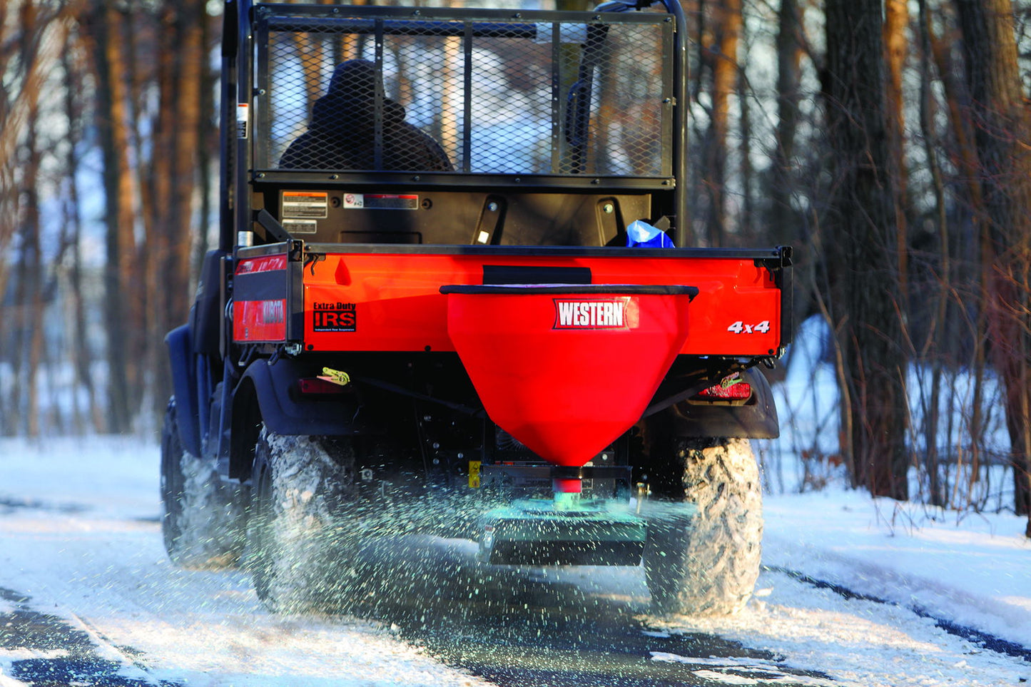 Low Pro 300W saltstrøer bakmontert på UTV så saltstrålen spruter