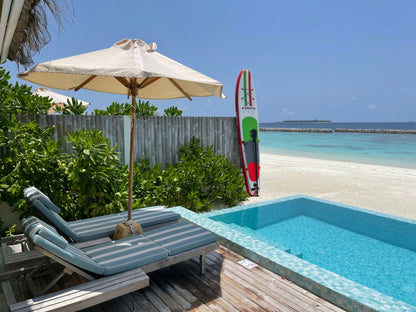 SUP brett fra Zar mini stående ved basseng, turkis sjø i bakgrunnen