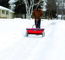 Saltspreder 160 LB fra Western sprer saltet rikelig utover