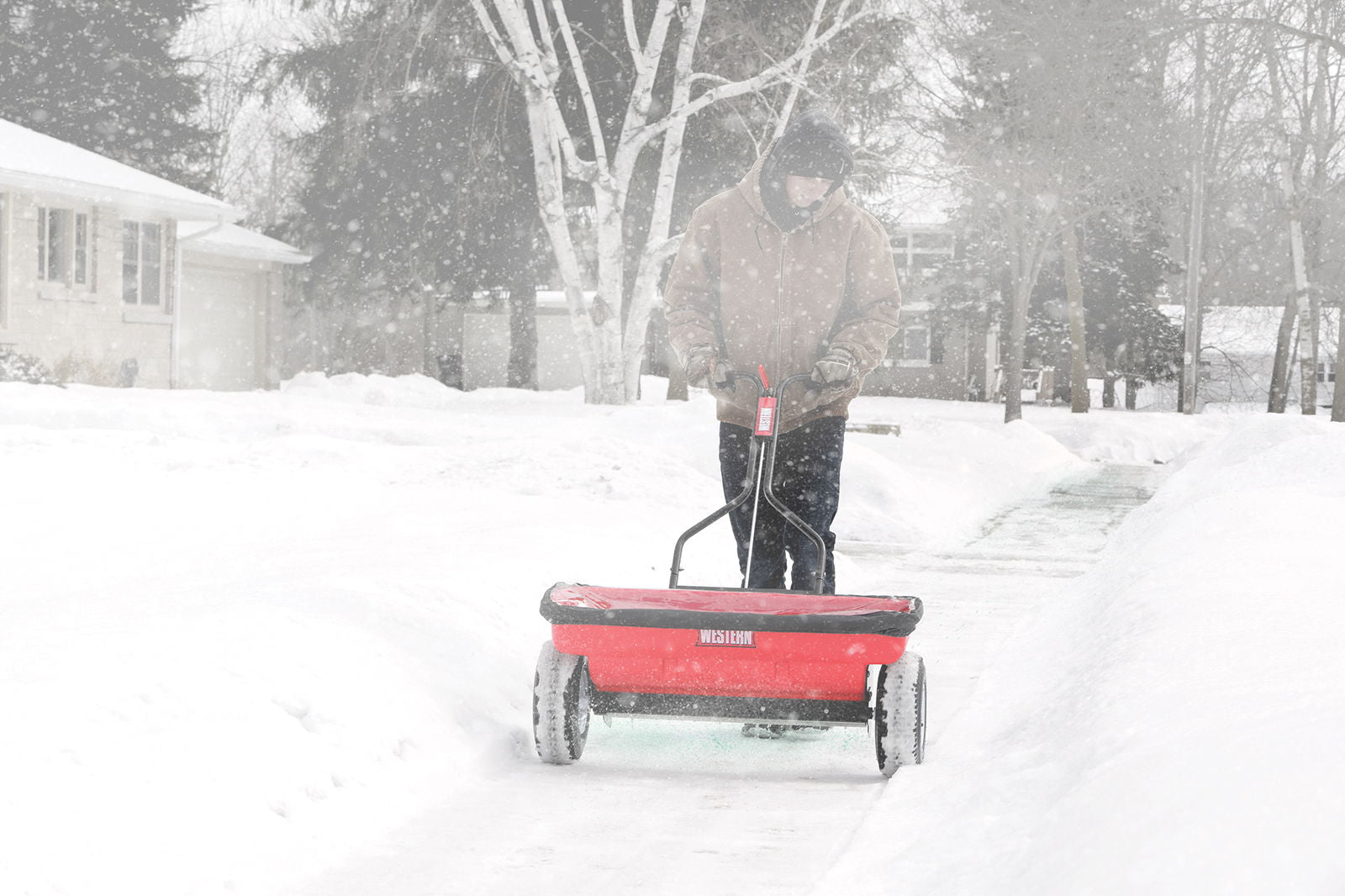 Saltspreder 160 LB sprer saltet utover