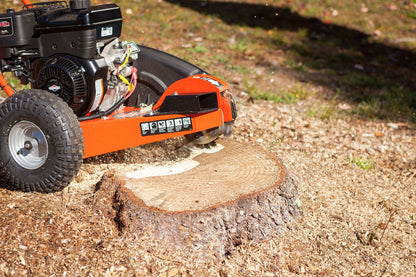 Nærbilde av hvordan Stubbfres Pro 14,5 moser stubber til flis