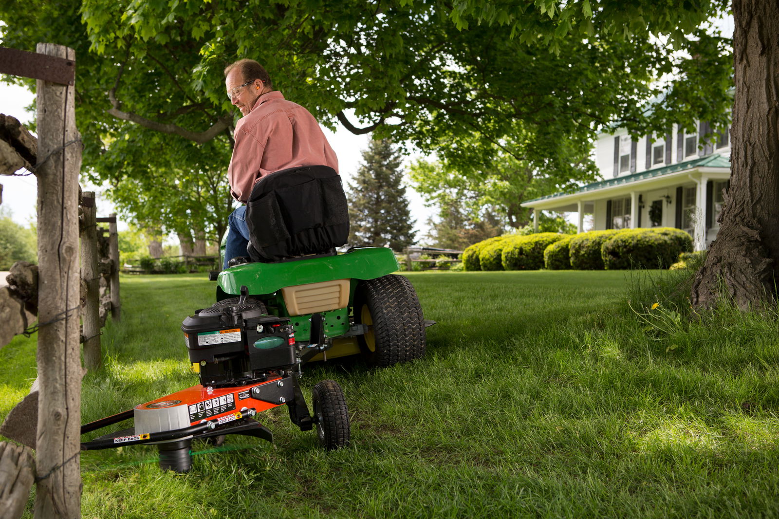 Bakmontert Gresstrimmer som gjør jobben for deg festes til minitraktor eller ATV