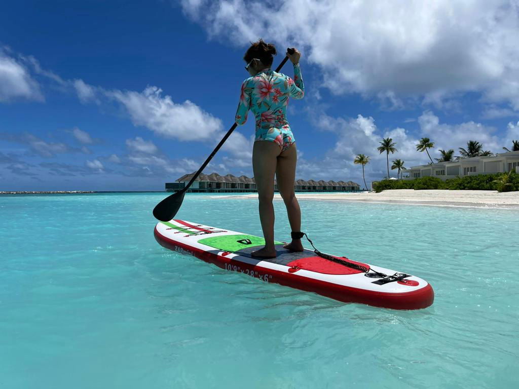 padling av SUP brett fra Zar mini idyllisk ved turkist hav