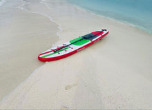 SUP brett fra Zar mini liggende på strand ved turkis sjø