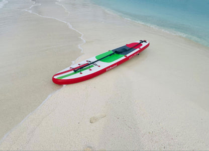 SUP brett fra Zar mini liggende på strand ved turkis sjø