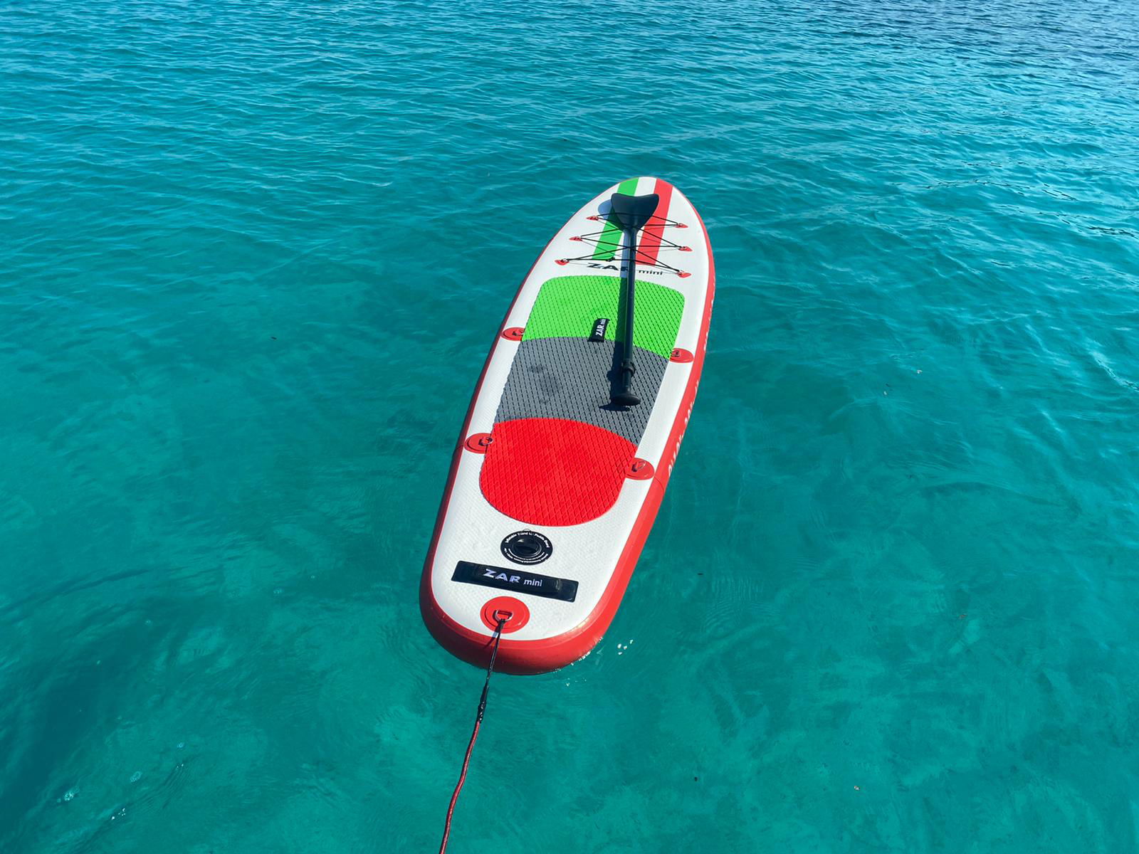 SUP brett fra Zar mini liggende i turkis sjø