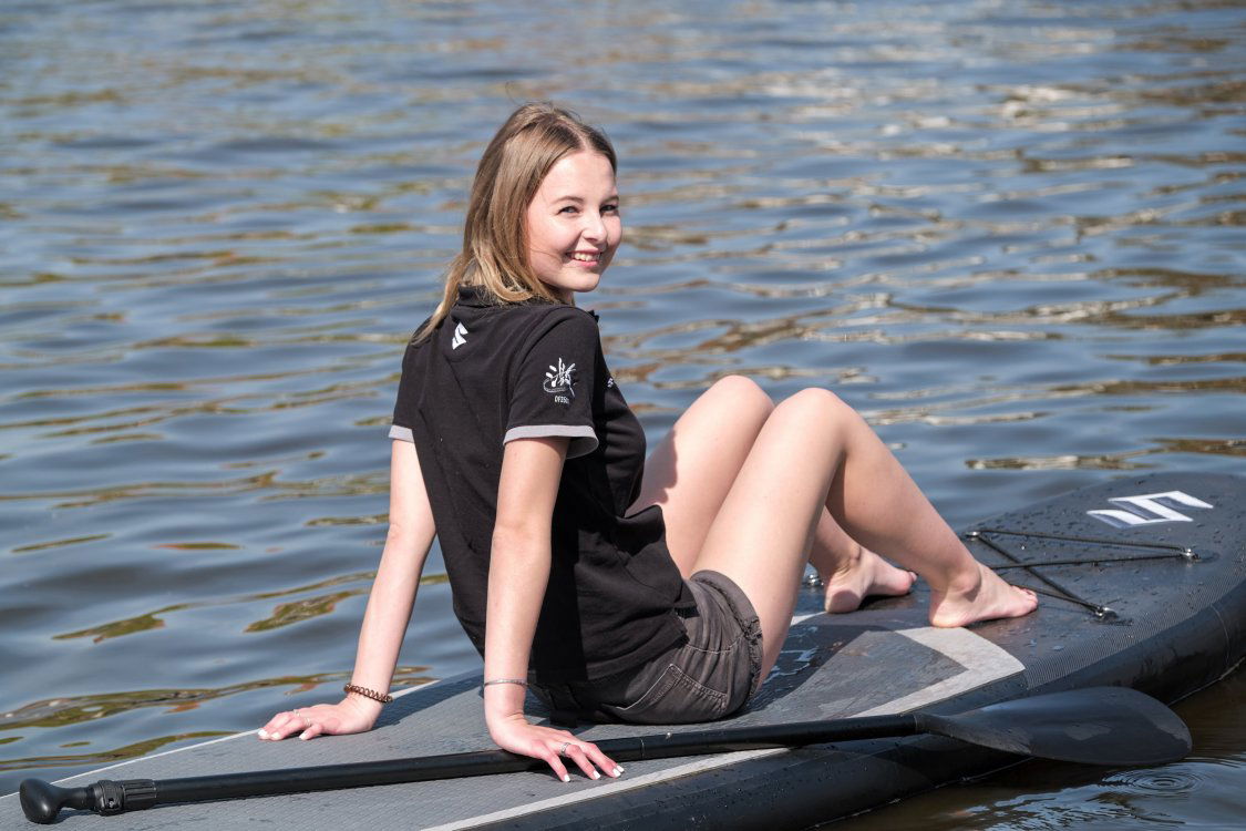 SUP padlebrett fra Suzumar smilende dame på brett